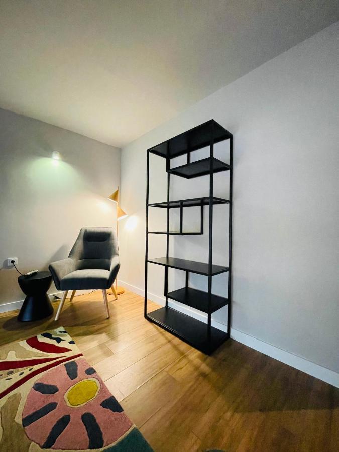Estudio con cama extragrande y sofá cama