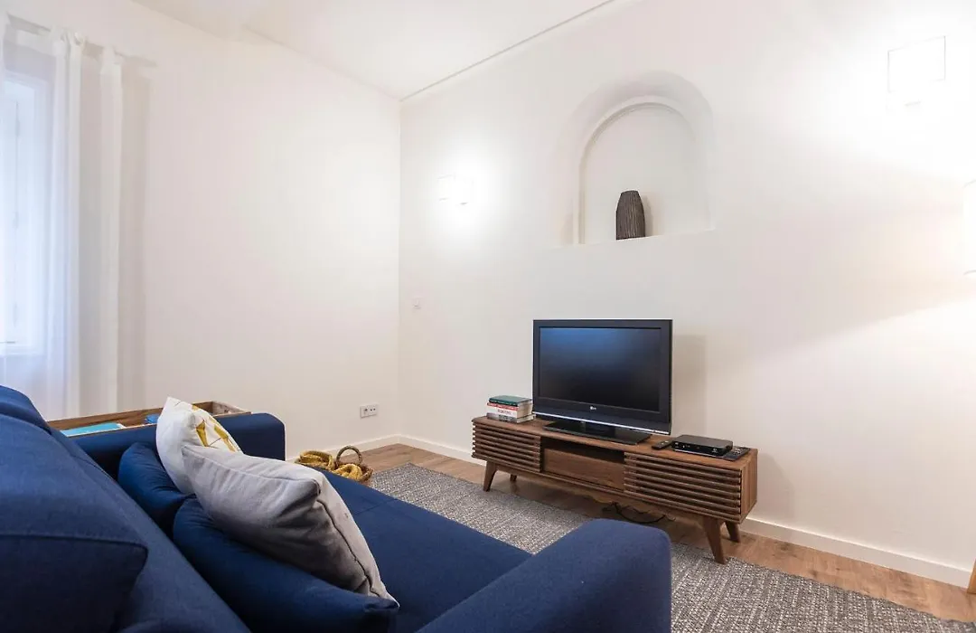 Tasteful 2Br Flat In Art District By Lovelystay-1