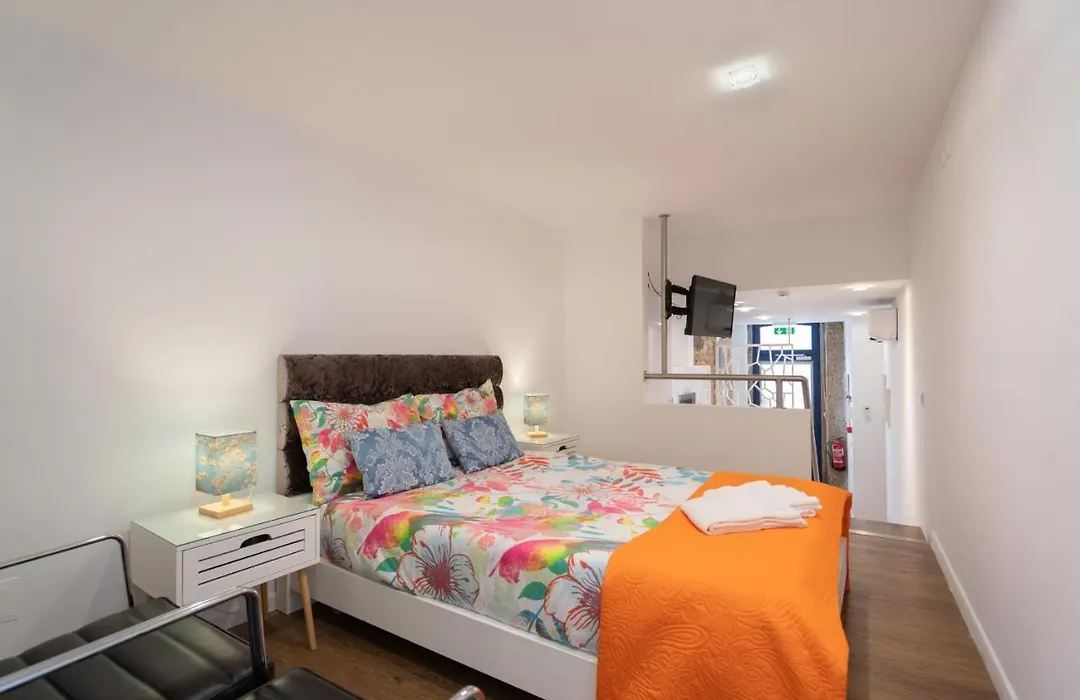 Charming Central Flat Vibrant Decor Metro Ac In Porto-1