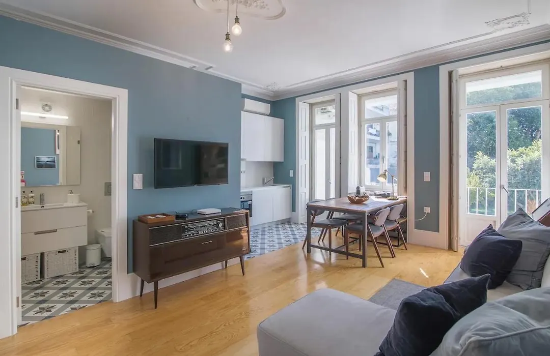 Central Location With Garden & Equipped Kitchen-1