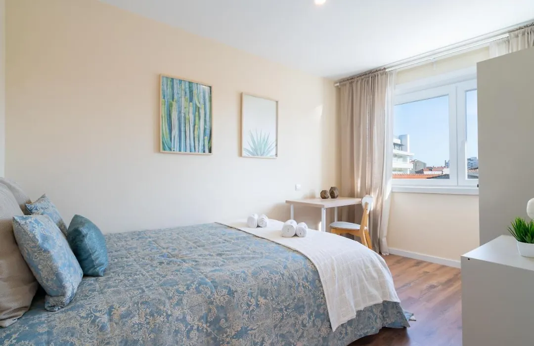 Host Wise - Fantastic Contemporary Flat W Balcony-1