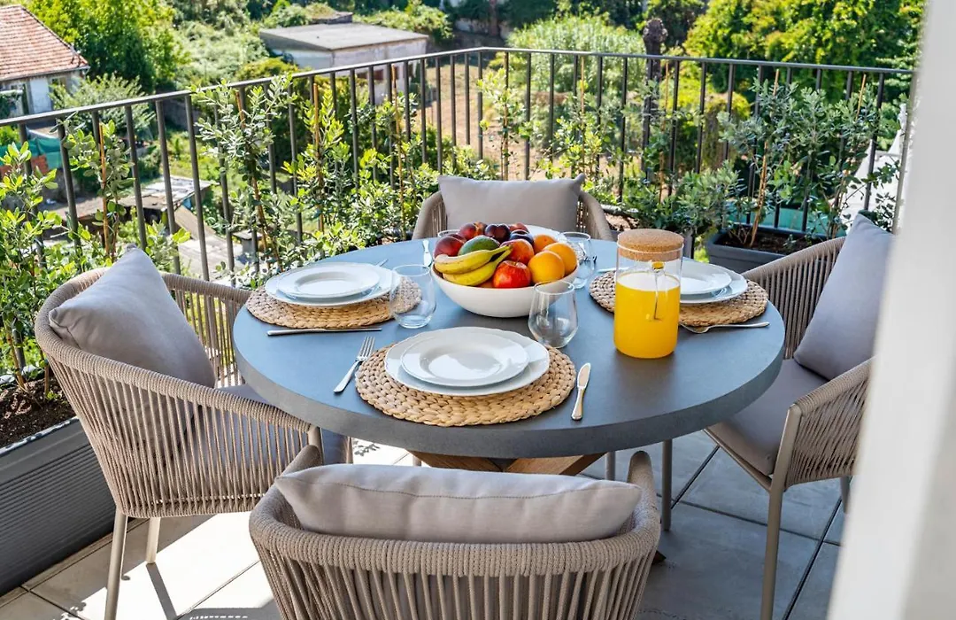 Bonfim Living - Great Location, Al Fresco Dining And Free Private Parking-1