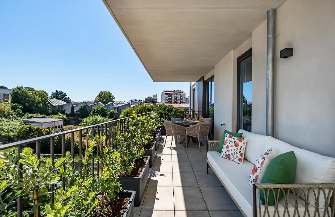 Bonfim Living - Great Location, Al Fresco Dining And Free Private Parking-1