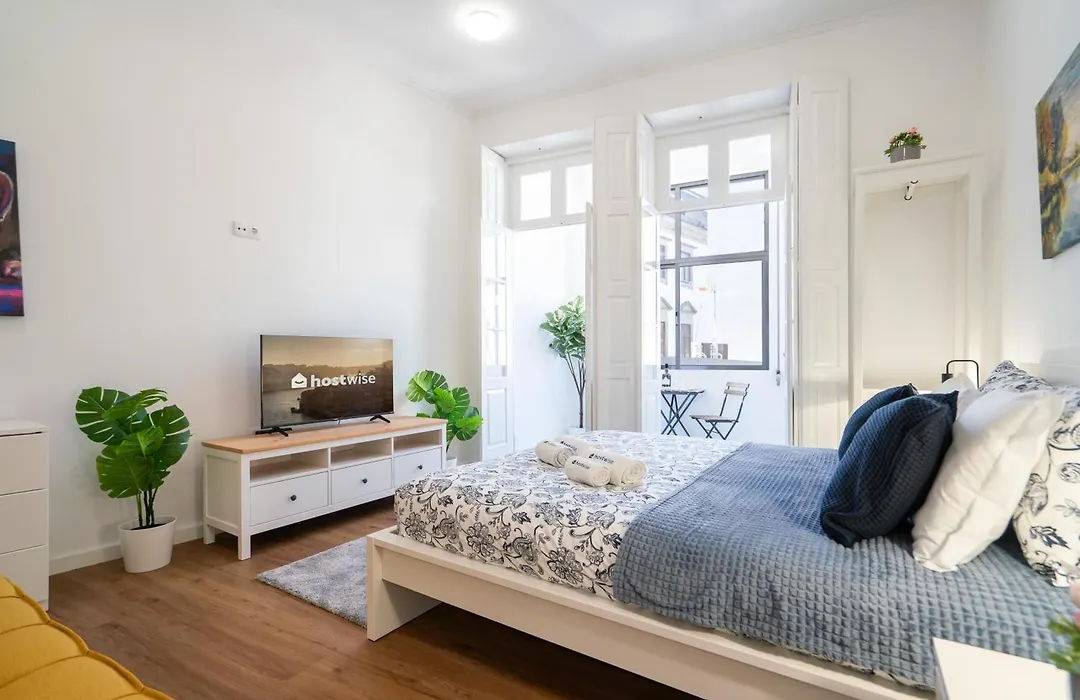 Host Wise - Comfortable Stunning Flats - City Center-1