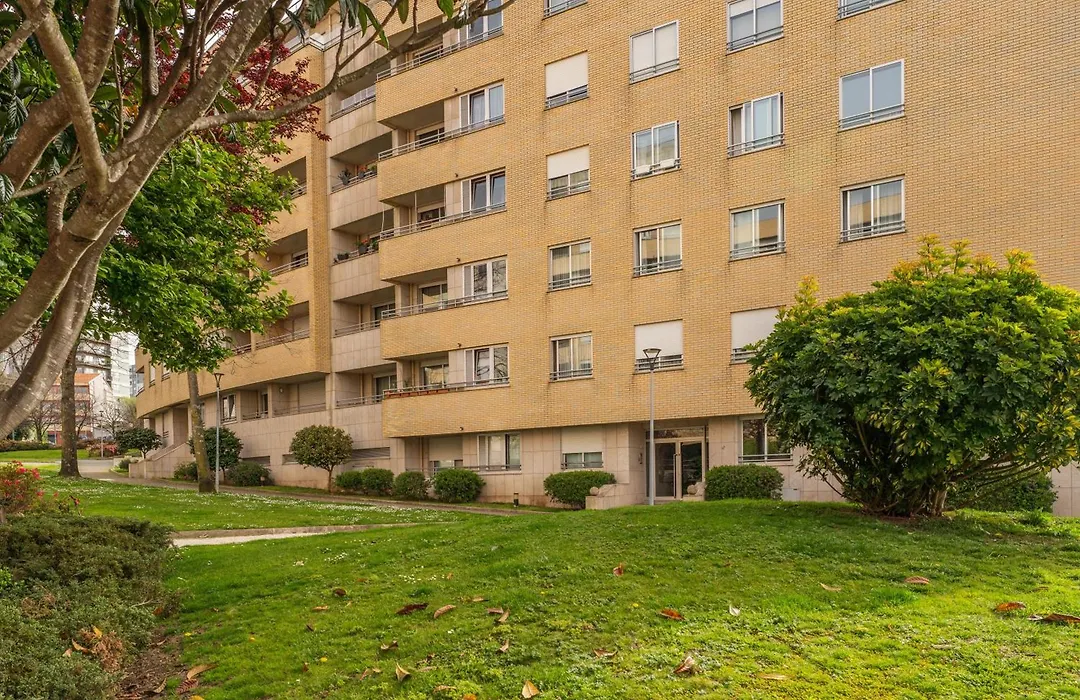 Spacious 2Br Apt With Free Parking In Porto-1