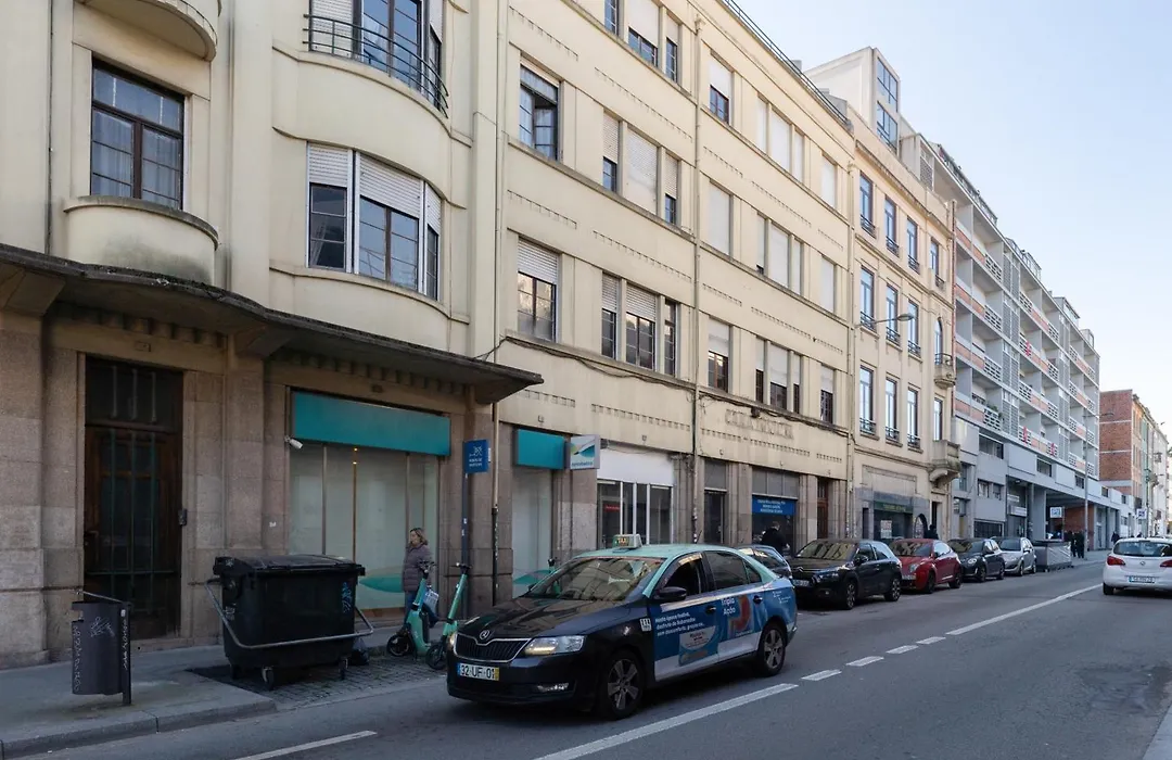 Host Wise - Spacious Comfortable Apartment - Balcony-1