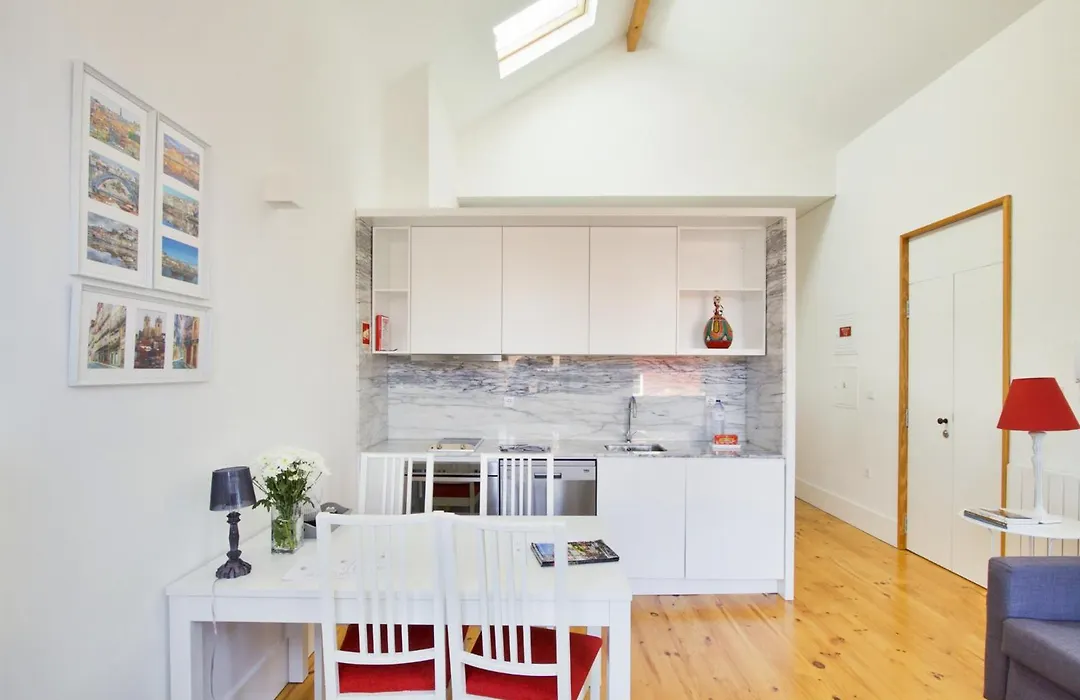 Charming Apartments In Historic Centre - Inside Porto Apartments "Flores"-1