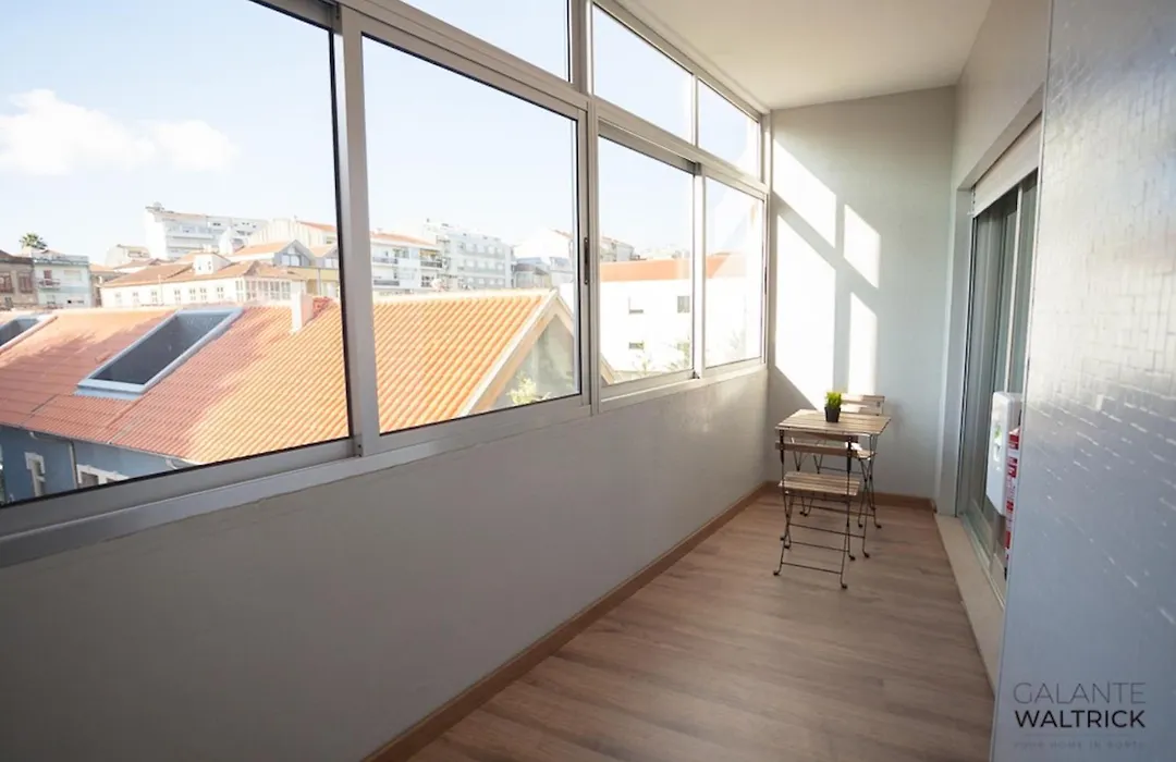 Downtown 3 Bedroom With Balcony - Quiet Street - Family Friendly - Groups-1
