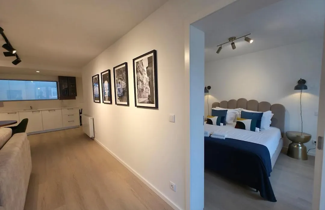 Spacious And Modern 2-Bed Apartment With Garage-1