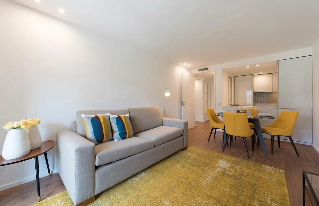 Lovelystay - Downtown Balcony Apartment With Free Parking-1