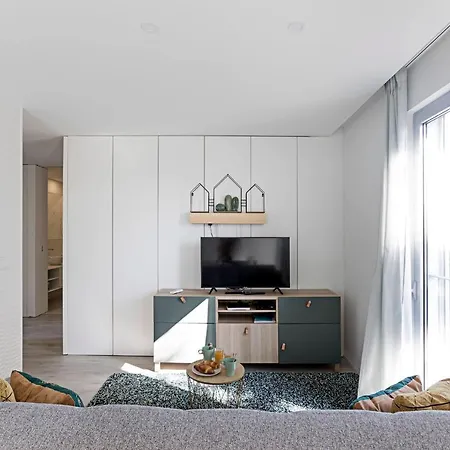 Stylish Flat W/ Gym & Parking By Lovelystay-2