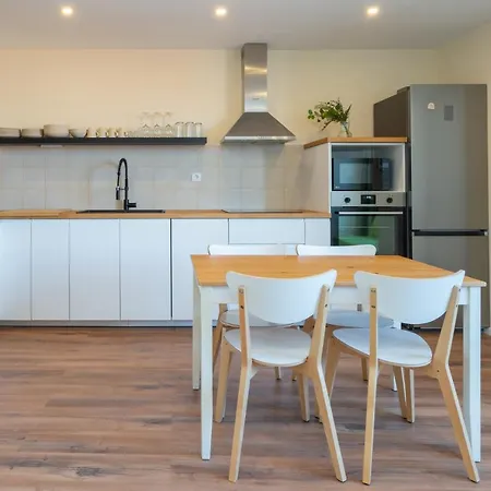 Host Wise - Fantastic Contemporary Flat W Balcony-3