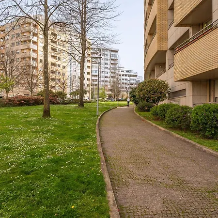 Spacious 2Br Apt With Free Parking In Porto-3