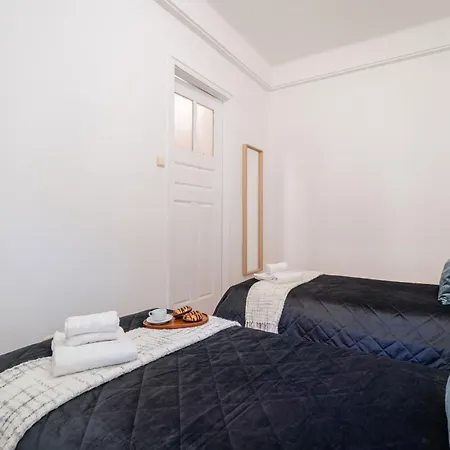 Host Wise - Spacious Comfortable Apartment - Balcony-2