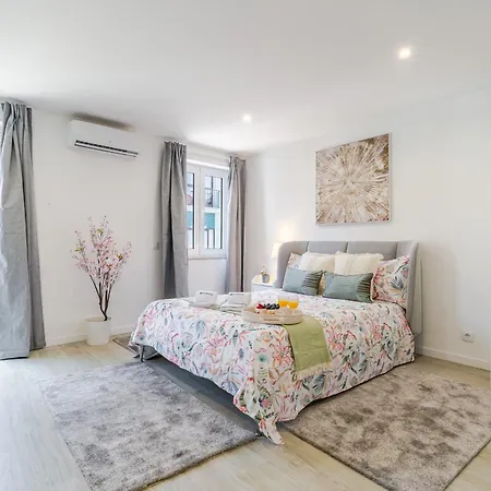 Hostwise - Modern & Bright Studio-2