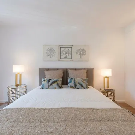 Lovelystay - Downtown Balcony Apartment With Free Parking-3