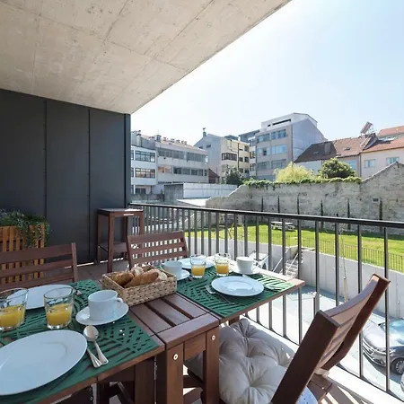 Lovelystay - Downtown Balcony Apartment With Free Parking-2