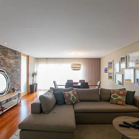 Comfy Luxury Apartment-2