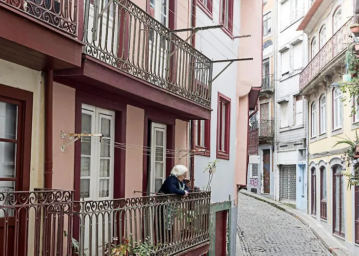 Lóios 1BR Flat Downtown by LovelyStay OOporto