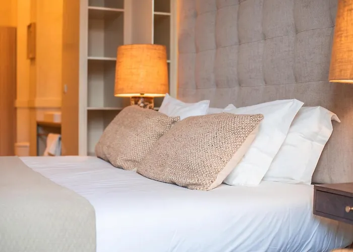 Paraiso Garden Suite--- Spacious & Downtown Porto