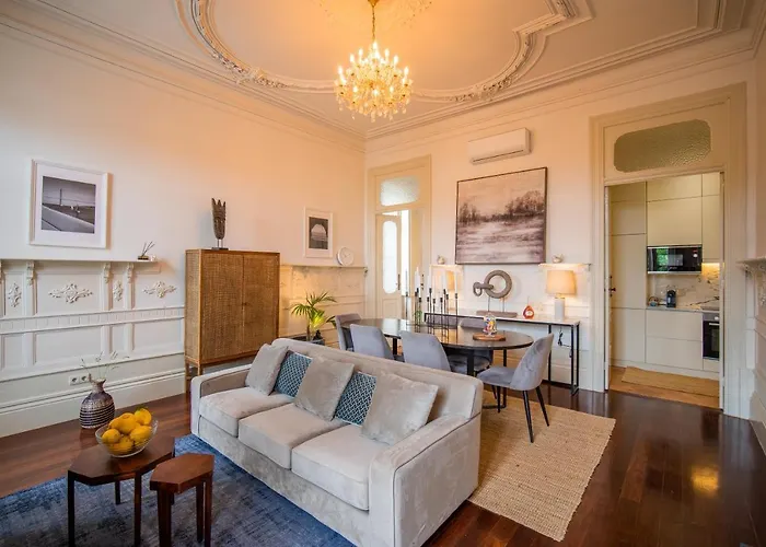 Paraiso Garden Suite--- Spacious & Downtown Porto