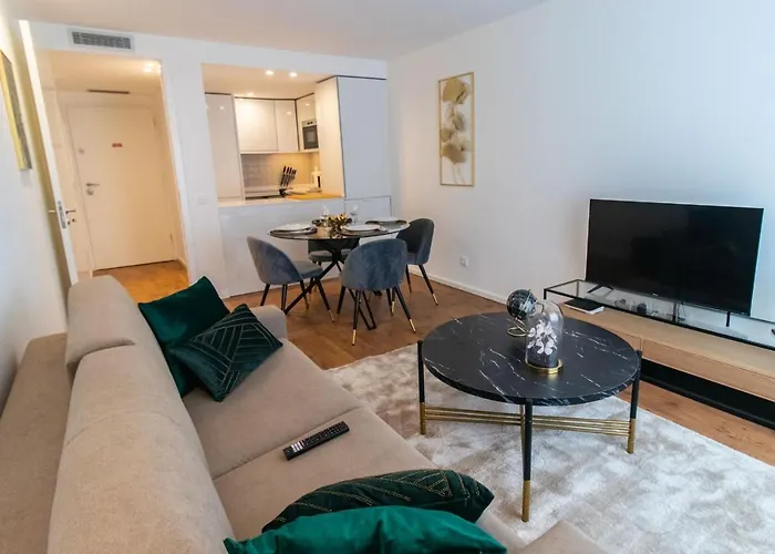 Stunning Apartment W/ Free Parking By Lovelystay OOporto