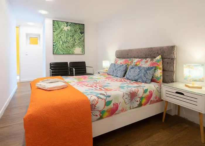 Charming Central Flat Vibrant Decor Metro Ac In Oporto