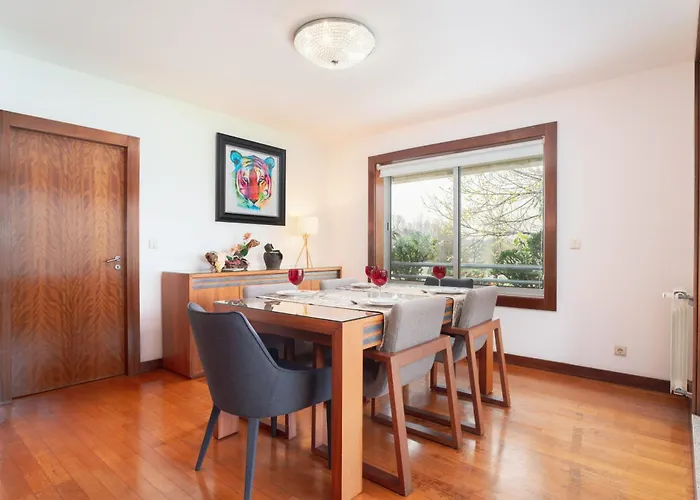 Spacious 2Br Apt With Free Parking In Porto