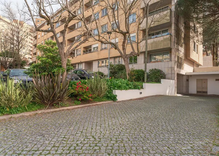 Spacious 2Br Apt With Free Parking In Porto