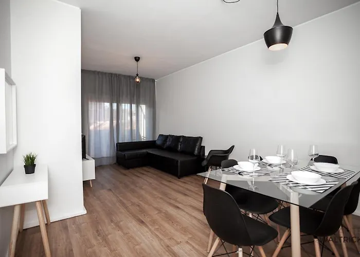 Downtown 3 Bedroom With Balcony - Quiet Street - Family Friendly - Groups OOporto