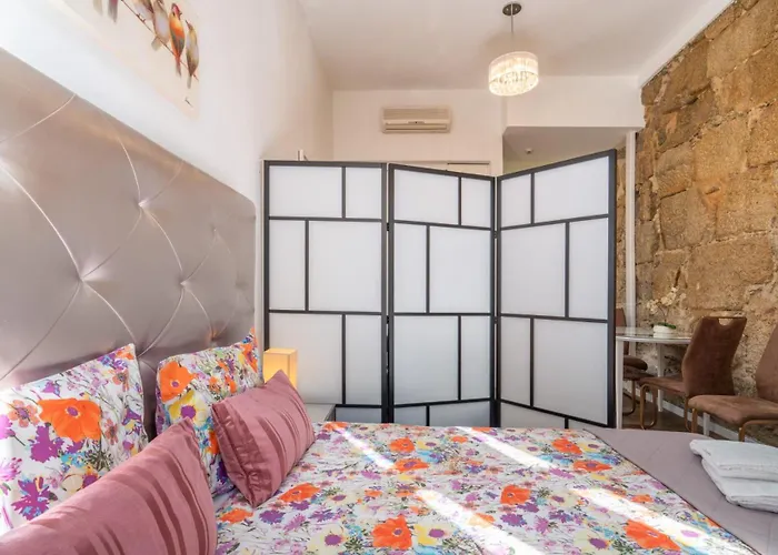 Charming Stone Wall Apt With Metro Ac In Central Oporto