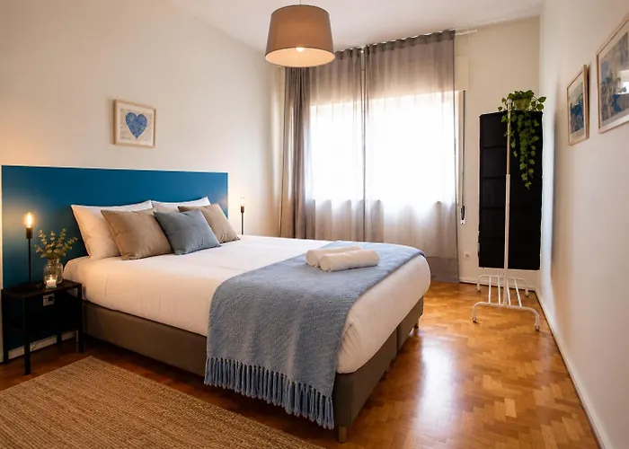 Downtown 3 Bedroom With Balcony - Quiet Street - Family Friendly - Groups OOporto
