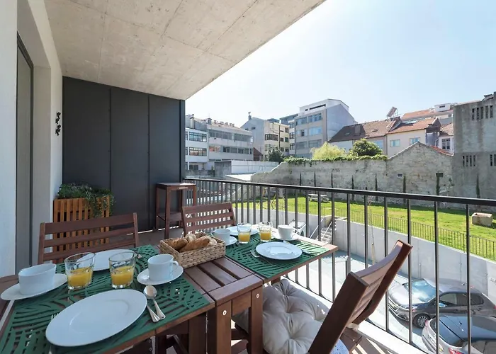 Lovelystay - Downtown Balcony Apartment With Free Parking OOporto